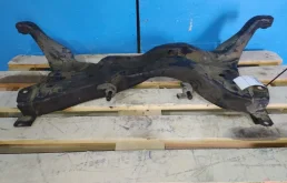 Подрамник двигателя для Mitsubishi Outlander 2011 года на фотографиях