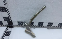 Крепление петли капота для Skoda Rapid на фотографиях