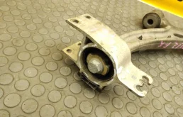 Усилитель переднего бампера для Mercedes-Benz CLA class 2014 года на фотографиях