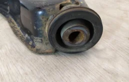 Рычаг передний правый нижний для Mitsubishi Pajero 2007 года на фотографиях