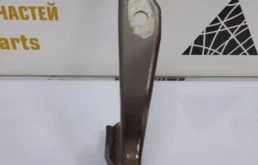 Петля капота левая для Skoda Rapid 2025 года на фотографиях