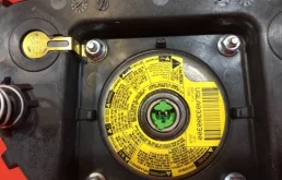 Подушка безопасности водителя для Opel Astra 2015 года на фотографиях