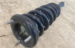Амортизатор передний левый для Mitsubishi Pajero на фотографиях