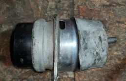 Подушка двигателя задняя левая нижняя для Volkswagen Touareg 2014 года на фотографиях