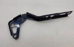 Петля капота правая для Audi Q7 2010 года на фотографиях