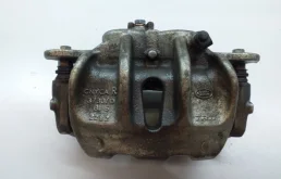 Суппорт передний правый (LR047906) для Land Rover Discovery L319 2009-2013