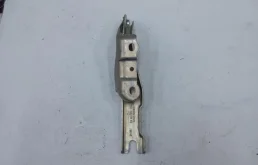 Крепление петли капота для Skoda Rapid на фотографиях