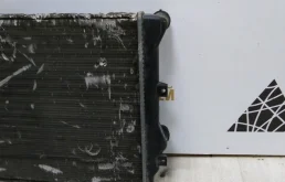 Радиатор охлаждения ДВС для Volkswagen Golf 2011 года на фотографиях