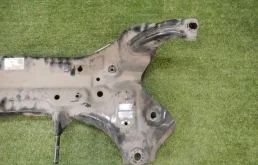 Подрамник двигателя для Hyundai Solaris 2021 года на фотографиях