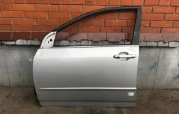 Дверь передняя левая для Toyota Corolla 2004 года на фотографиях