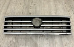 Решетка радиатора без значка VW Touareg 3 2019- CR7