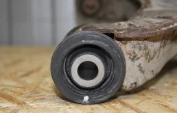 Рычаг передний правый нижний для Mitsubishi Pajero 2007 года на фотографиях