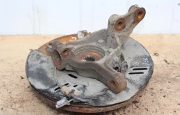 Кулак поворотный левый для Subaru Legacy 2013 года на фотографиях