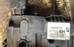замок двери передний правый opel corsa D