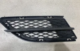 Решетка бампера правая BMW E90
