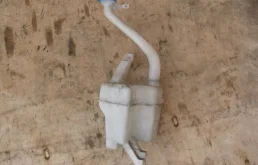 Бачок стеклоомывателя передний для Nissan Tiida 2008 года на фотографиях