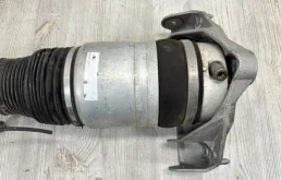 Пневмостойка передняя правая для Audi Q7 2008 года на фотографиях