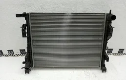 Радиатор охлаждения ДВС для Renault Sandero 2008 года на фотографиях