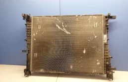 Радиатор охлаждения ДВС для Renault Sandero 2018 года на фотографиях