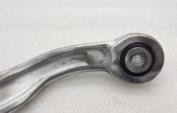 Рычаг задний правый нижний для Volkswagen Touareg 2020 года на фотографиях