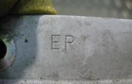 Петля капота правая для Nissan Note 2009 года на фотографиях