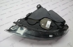 Кронштейн правой фары нижний для Audi Q7 2010 года на фотографиях