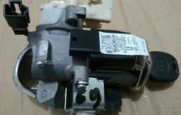 Замок багажника для Toyota Corolla 2011 года на фотографиях