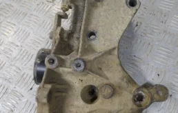 Кронштейн генератора для Renault Logan 2014 года на фотографиях