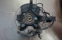 Кулак поворотный левый для Nissan Tiida на фотографиях