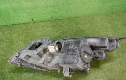 Фара правая для Opel Zafira 2014 года на фотографиях