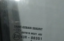 Стекло двери переднее правое для Renault Logan 2012 года на фотографиях