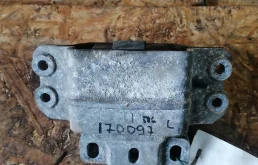 Подушка, опора коробки передач AUDI A3, SKODA OCTAVIA 1Z, VOLKSWAGEN GOLF 5/5+/6, JETTA 5/6, PASSAT B6/B7/CC, CADDY, TOURAN, TIGUAN 1,6/1,8 2004- левая плоская зад б/у A3(2004-2013);OCTAVIA 1Z(2004-2012);GOLF 5(2004-2009);JETTA 6(2011-);PASSAT B6(2005-2010)