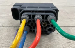 Блок клапанов пневмоподвески для Audi Q7 2008 года на фотографиях