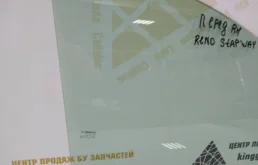 Стекло двери переднее правое для Renault Logan 2012 года на фотографиях