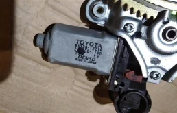 Мотор стеклоподъемника передний левый для Toyota Corolla на фотографиях