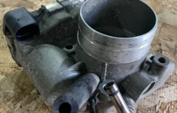 Дроссельная заслонка для Audi A4 2001 года на фотографиях