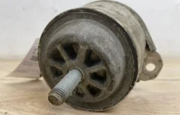 Подушка двигателя задняя левая нижняя для Volkswagen Touareg 2014 года на фотографиях