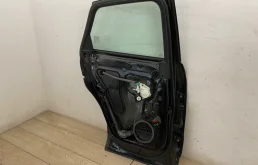 Двери для Audi Q3 2016 года на фотографиях