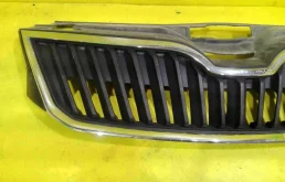 Решетка переднего бампера для Skoda Rapid 2015 года на фотографиях