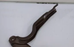 Петля капота левая для Skoda Rapid 2025 года на фотографиях