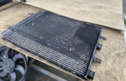 Радиатор кондиционера для Jaguar XF 2014 года на фотографиях