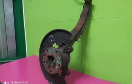 Кулак поворотный правый для Audi Q7 на фотографиях