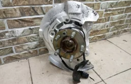 Кулак поворотный левый (LR044018) для Land Rover Range Rover Evoque L538 2011-2015