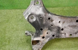 Подрамник двигателя для Hyundai Solaris 2021 года на фотографиях