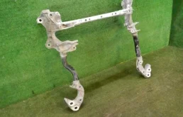 Подрамник двигателя для Audi Q7 2015 года на фотографиях