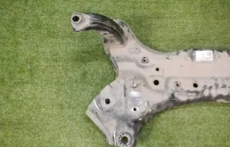 Подрамник двигателя для Hyundai Solaris 2021 года на фотографиях