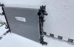 Радиатор охлаждения ДВС для Renault Sandero 2008 года на фотографиях
