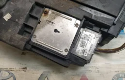 Фара ксенон левая для Audi Q7 2011 года на фотографиях