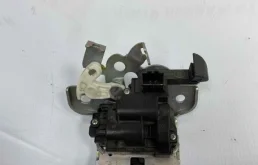 Замок багажника для Skoda Rapid 2014 года на фотографиях