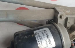 Трапеция стеклоочистителей для Nissan Almera Classic 2010 года на фотографиях